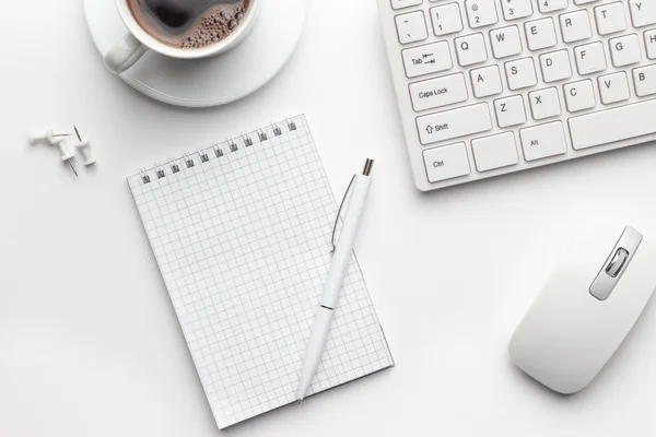 Mesa de oficina con bloc de notas, ordenador y taza de café — Foto de Stock