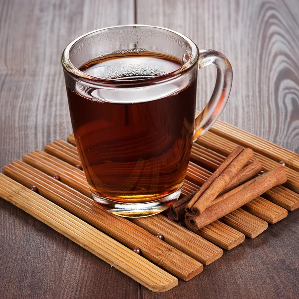 Xícara de chá com paus de chá quente e canela — Fotografia de Stock