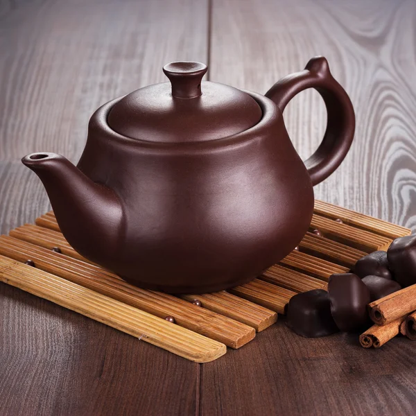 Teekanne mit heißem Tee und Zimtstangen — Stockfoto