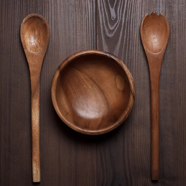 Ensaladera de madera y dos cucharas en la mesa — Foto de Stock