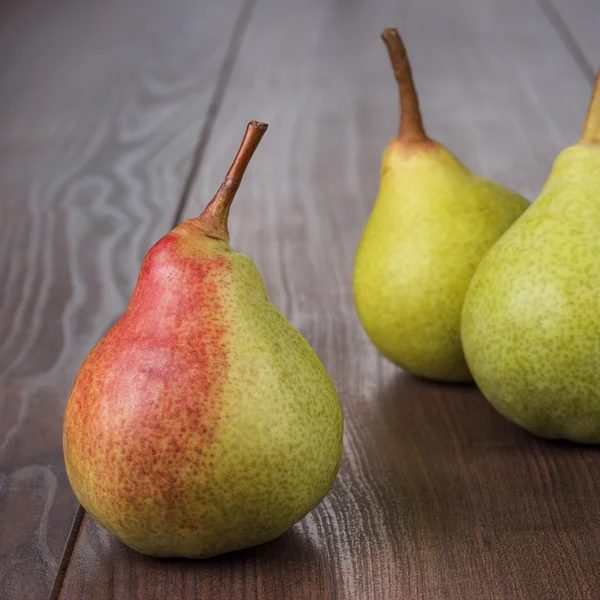 Verse peren op de houten tafel — Stockfoto