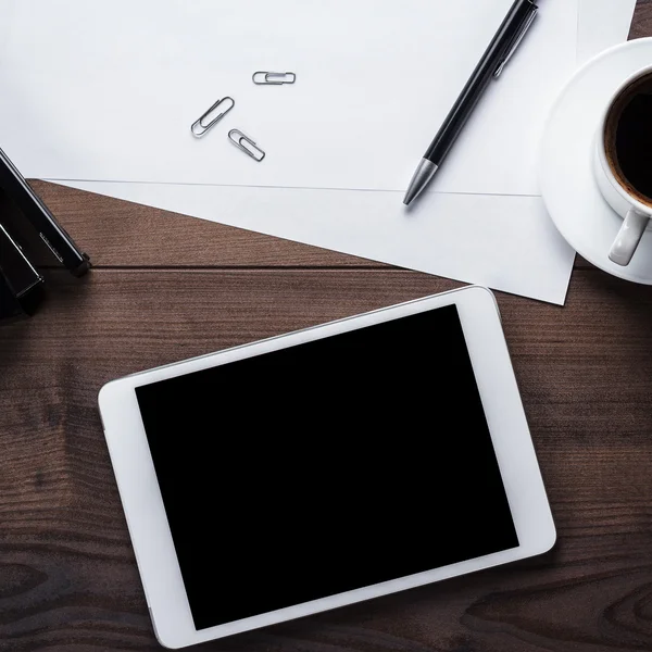 Bürotisch eines Geschäftsmannes mit Tablet-Computer — Stockfoto