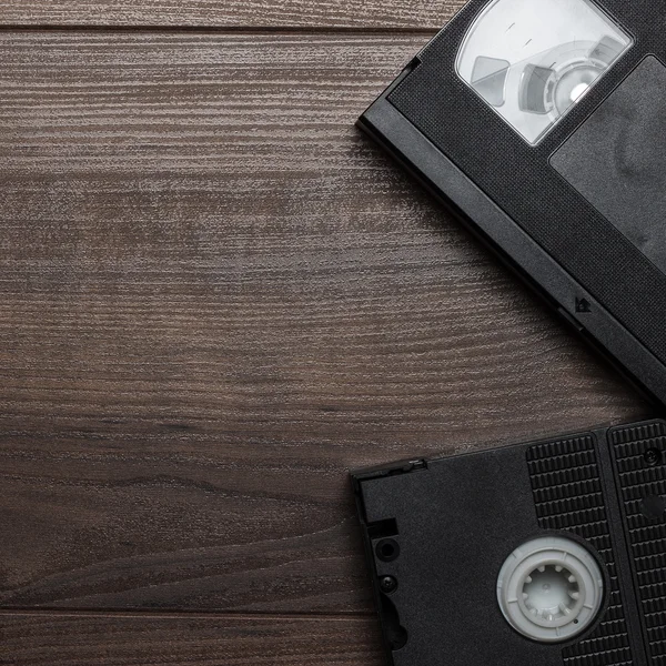 Gamla retro videoband på trä bakgrund — Stockfoto