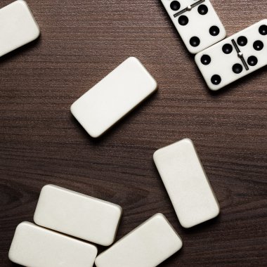 ahşap masa arka domino taşları