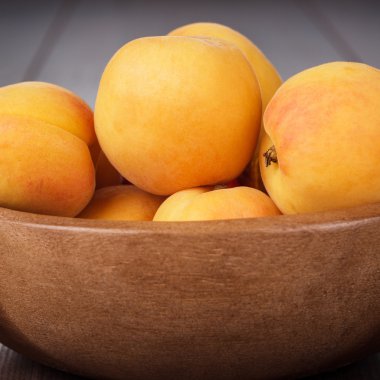 ahşap bazı taze kayısı masaya kase