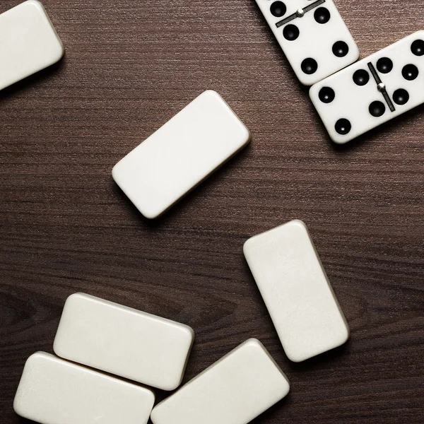 Peças de dominó no fundo da mesa de madeira — Fotografia de Stock