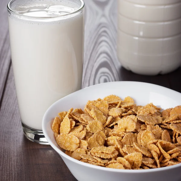 Vaso de leche y tazón de copos de maíz — Foto de Stock