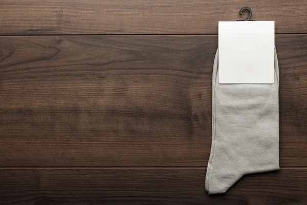 Paar graue Socken mit leerer Verpackung — Stockfoto