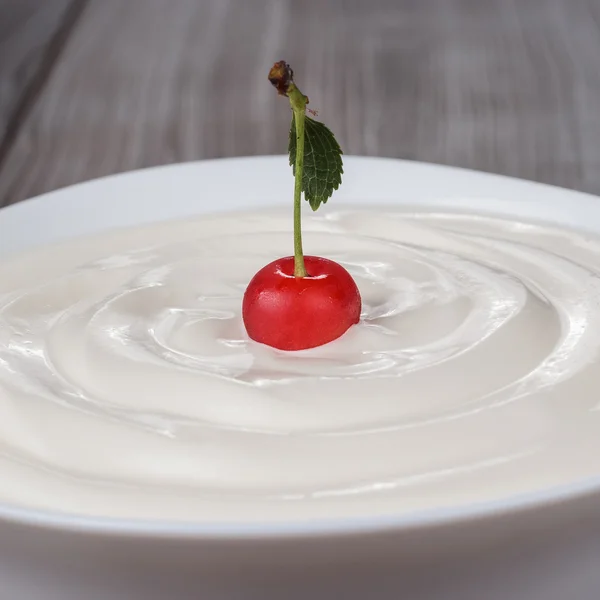 White bowl full of sour cream with cherry — Stock Photo, Image