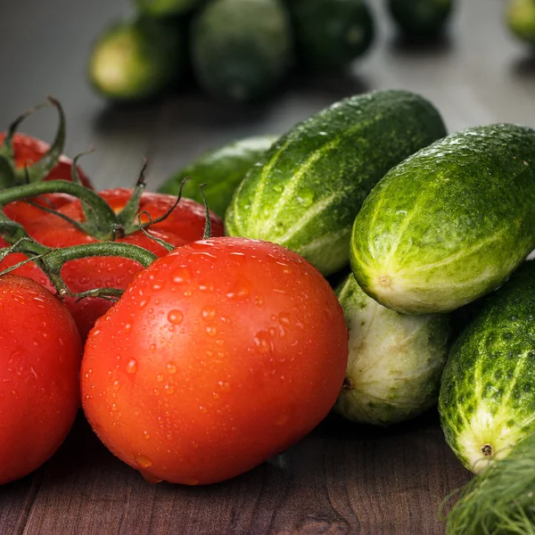 Frisches Gemüse auf braunem Holztisch — Stockfoto