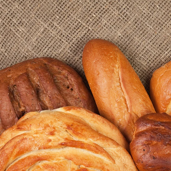 Varietà di pane fresco sopra sacco — Foto Stock