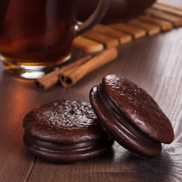 Biscoitos de chocolate na mesa conceito de chá — Fotografia de Stock