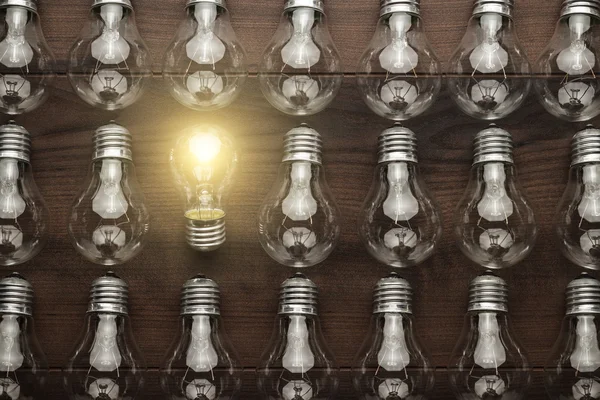 Lampadina incandescente concetto di unicità — Foto Stock