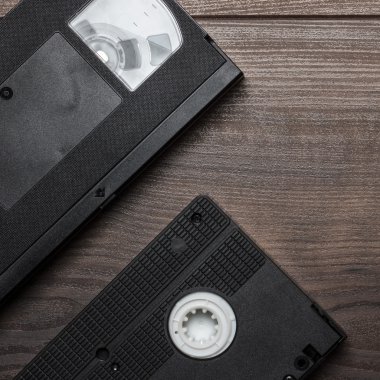 ahşap zemin üzerinde eski retro video kaset
