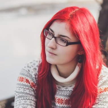 nehir kenarında oturan Kızıl saçlı kadın