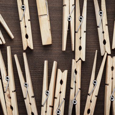 Masanın üzerine ahşap giysi mandal