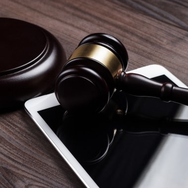 Yargıç tokmak ve tablet bilgisayar