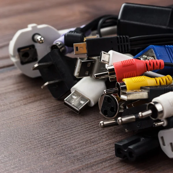 Diferentes cables sobre la mesa — Foto de Stock