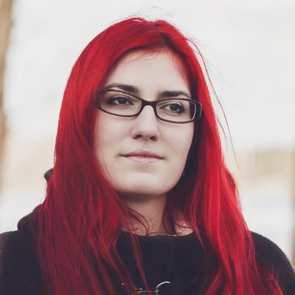 Red-haired woman standing near the river — Stock Photo, Image