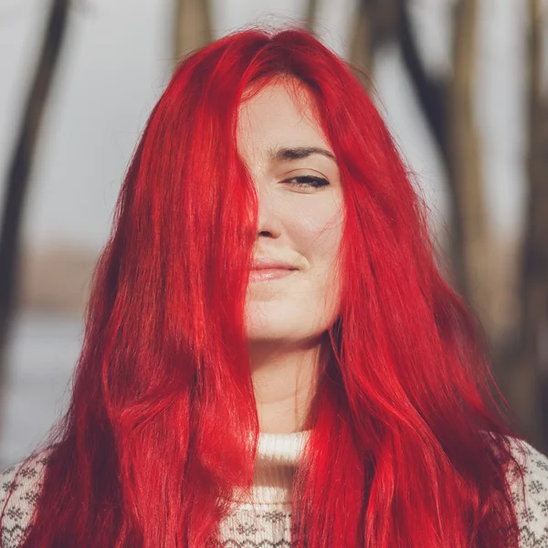 Roodharige vrouw stond in de buurt van de rivier — Stockfoto