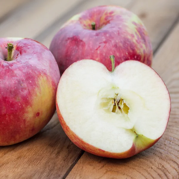 Färska äpplen på bordet — Stockfoto