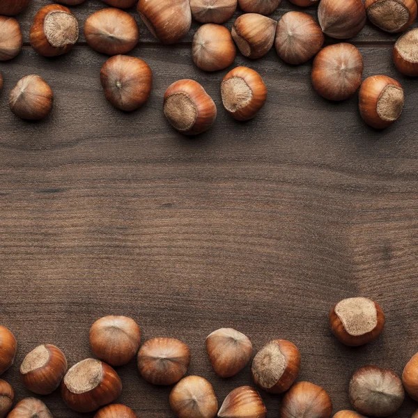 Hazelnoten op bruin houten tafel — Stockfoto