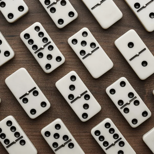 Domino stukken op de houten tafel achtergrond — Stockfoto