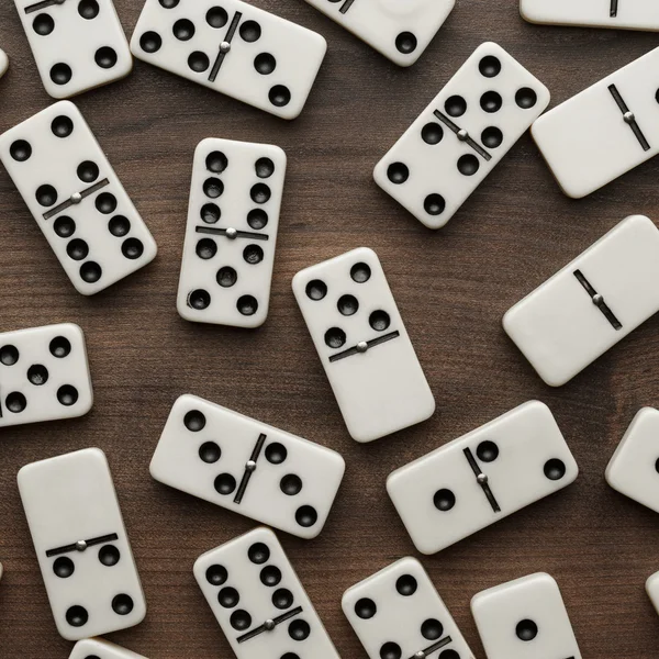 Domino stukken op de houten tafel achtergrond — Stockfoto