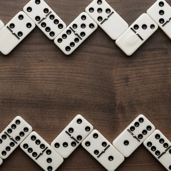 Domino kusů na dřevěný stůl pozadí — Stock fotografie