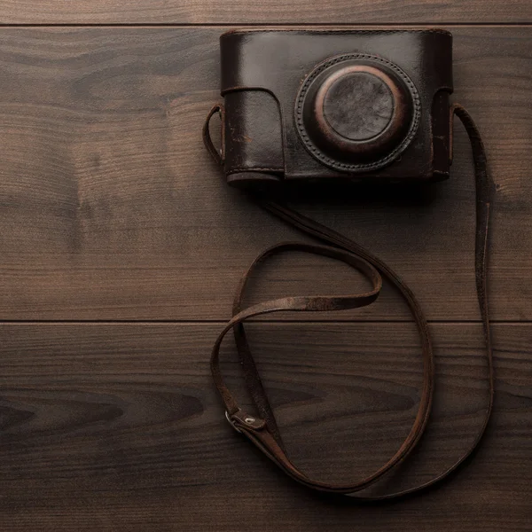 Houten achtergrond met retro fotocamera — Stockfoto