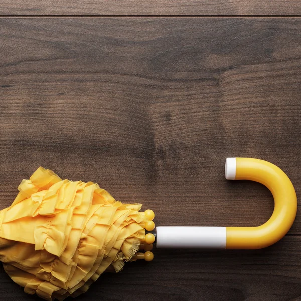 Parapluie jaune plié sur la table — Photo