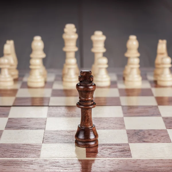 チェス盤の上のチェスのリーダーシップの概念 — ストック写真