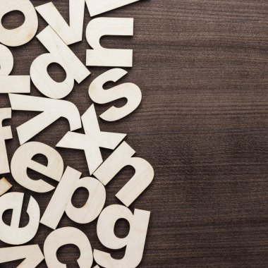 büyük harf ve küçük harf harf ahşap arka plan