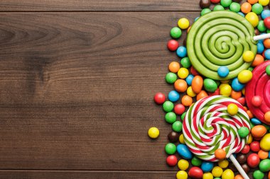 farklı renkli tatlılar ve lolipop