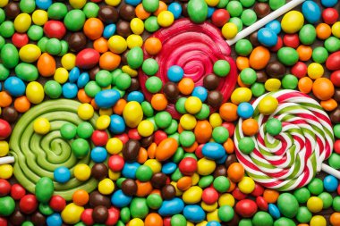farklı renkli tatlılar ve lolipop