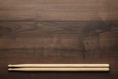 ahşap masa üzerinde ahşap sopaları