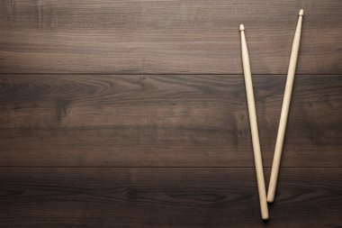 ahşap masa üzerinde ahşap sopaları