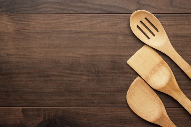 Masanın üzerinde tahta kaşıklar