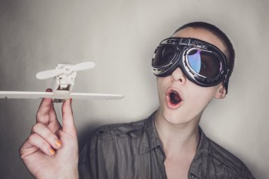 ahşap uçak ile retro pilot gözlüklü kız