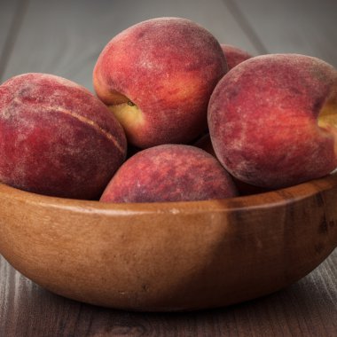 Biraz şeftali tablo ile ahşap kase