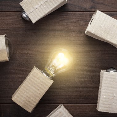 ahşap zemin üzerinde parlayan ampul özgünlük kavramı