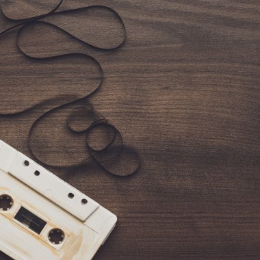 ahşap arka plan üzerinde Retro ses kaseti
