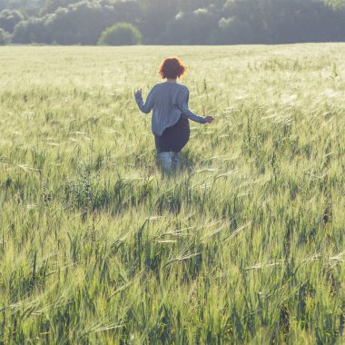 sabah yeşil tarlada çalışan kız