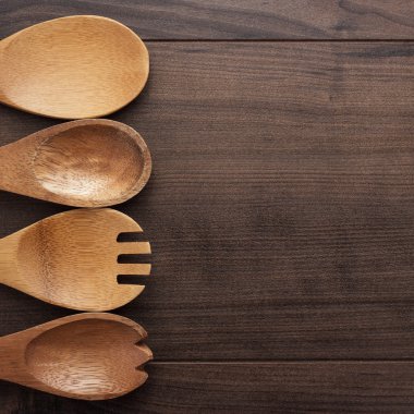 Mavi masa üstünde tahta kaşıklar