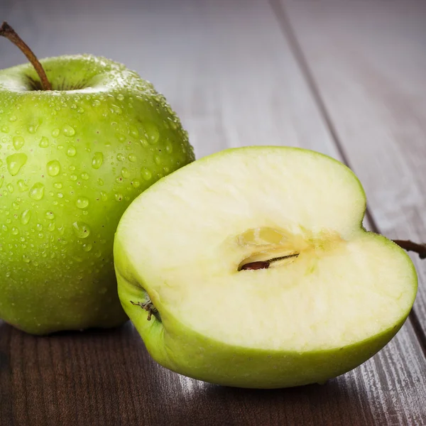 Manzanas verdes frescas en la mesa —  Fotos de Stock