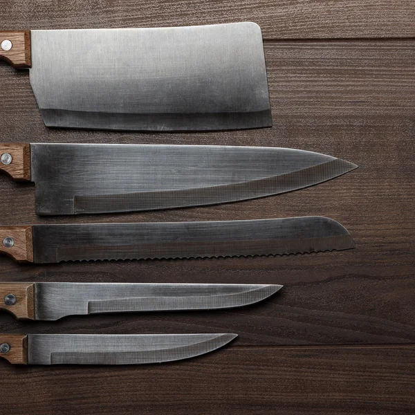 Kahverengi ahşap zemin üzerinde mutfak bıçakları — Stok fotoğraf