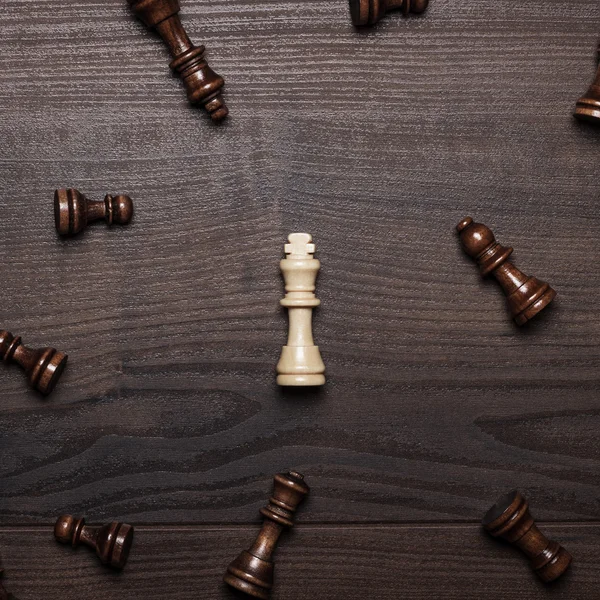 Шахові фігури на коричневому дерев'яному столі концепції — стокове фото