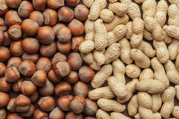 Peanuts and hazelnuts — Stock Photo, Image