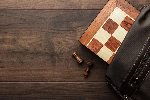 Šachovnice s postavami v hnědé tašky — Stock fotografie