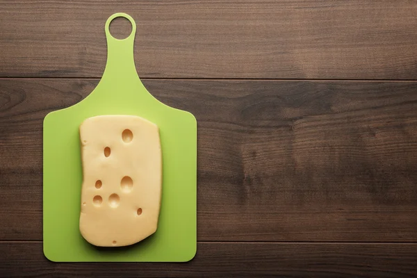 Peynir kesme tahtası üzerinde büyük parçaları — Stok fotoğraf